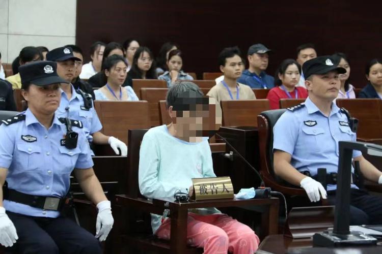 杨妞花首次目睹余华英双手颤抖的瞬间