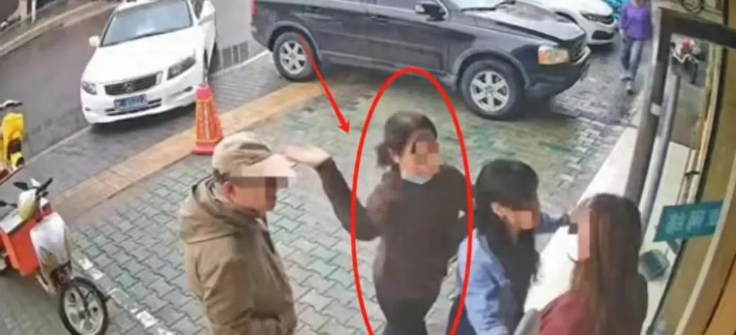 公职人员打人致骨折欲私了赔偿事件曝光，深度剖析与反思