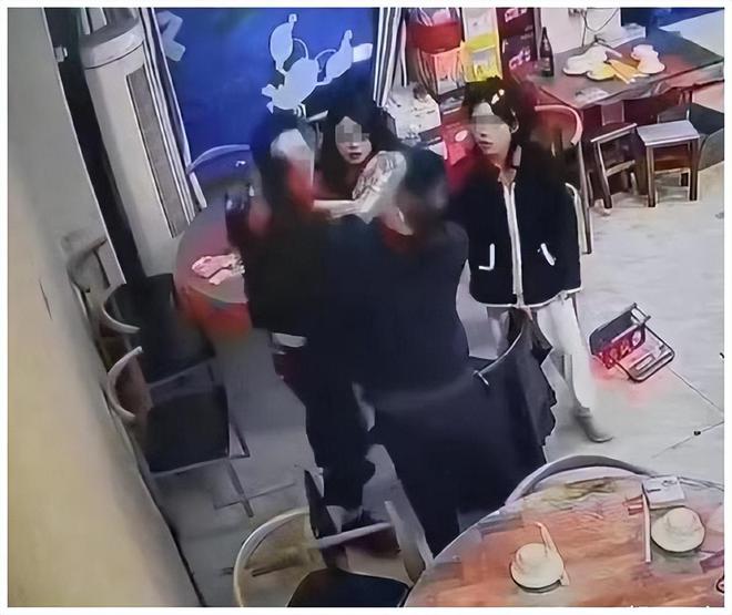 公职人员打人致骨折欲私了赔偿事件曝光，深度剖析与反思