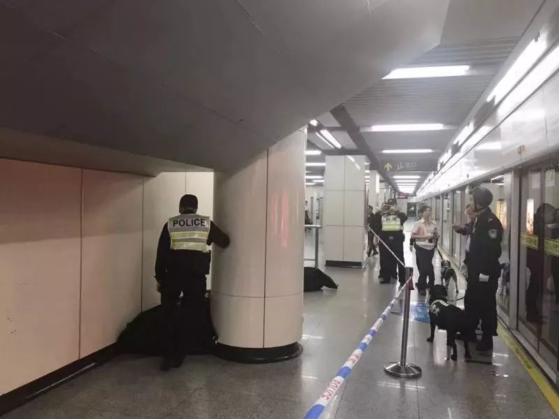 地铁站旁通道无人看管行李箱现象，背后原因与影响的探讨